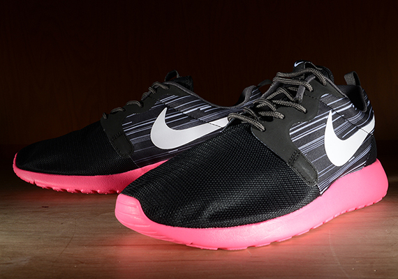 Nike Roshe Run Hyp Black Challenge Pink 2