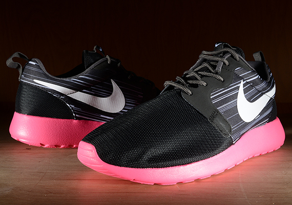 Nike Roshe Run HYP – Black – Hyper Pink