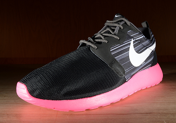 Nike Roshe Run Hyp Black Challenge Pink 5