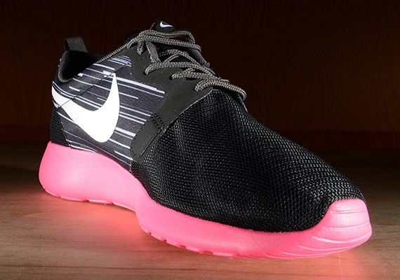 Nike Roshe Run Hyp Black Challenge Pink 6
