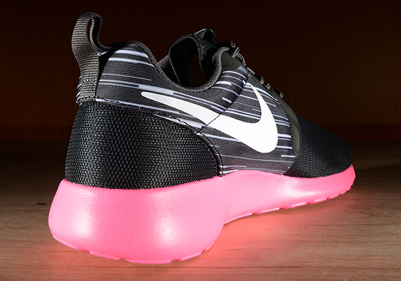 Nike Roshe Run Hyp Black Challenge Pink 7
