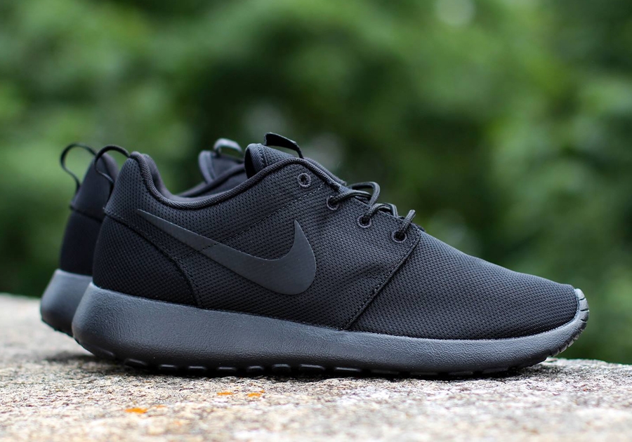 nike roshe run black black