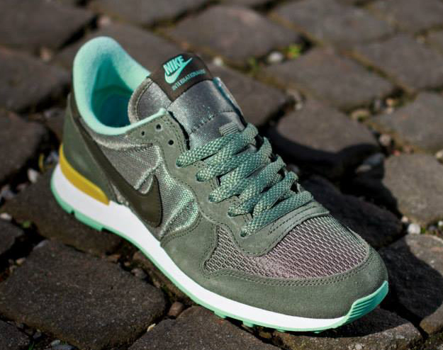 Nike Wmns Internationalist Cargo Khaki Med Mint 02