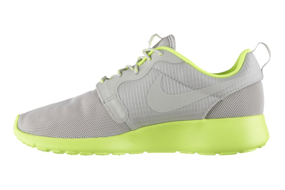 Nike Womens Roshe Run Hyp Light Bone Volt 04