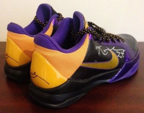 Nike Zoom Kobe 5 Kobe Bryant Autographed Away Pair Ebay 03