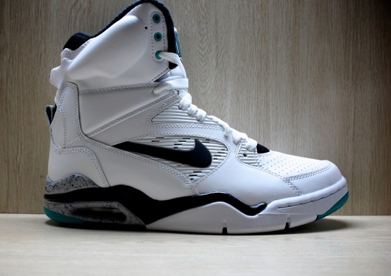 A Detailed Look at the Nike Air Command Force “Emerald”