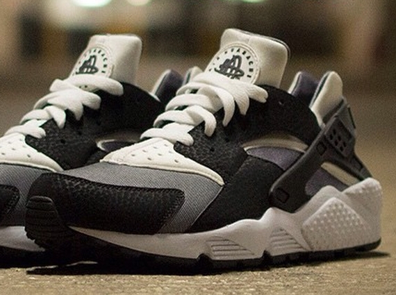 nike huarache grey and white