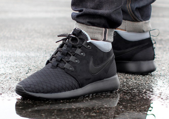 Roshe run sneaker boot on sale black