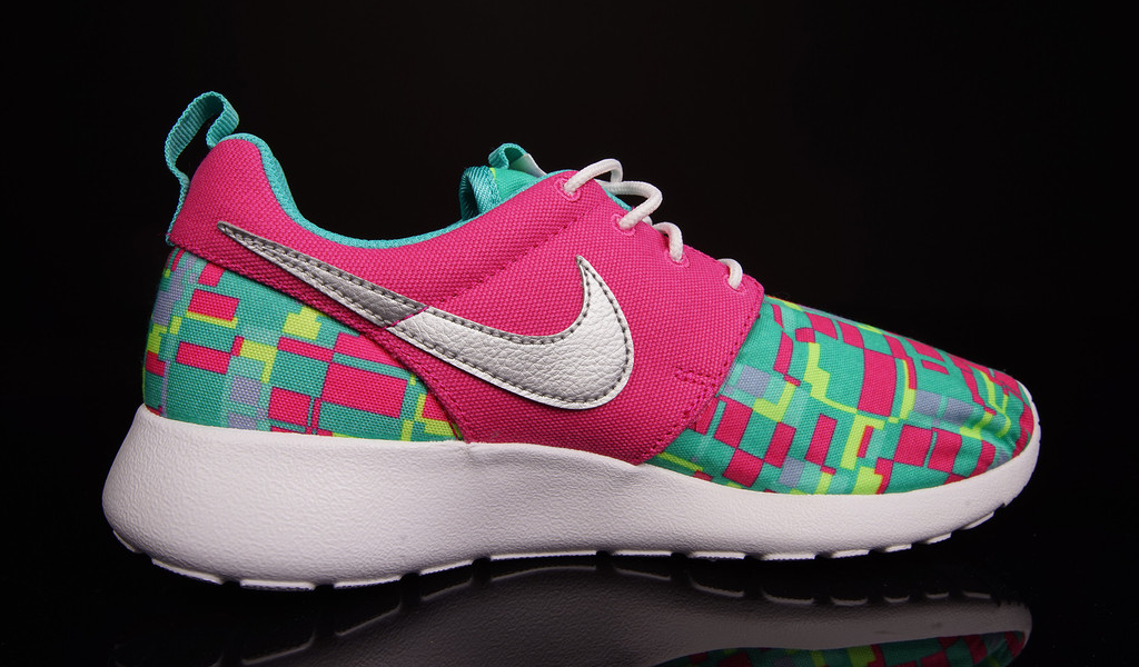 Nike Roshe Run Vivid Pink Hyper Jade Metallic Silver 03