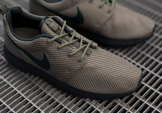 el primero Marco de referencia Marca comercial Nike Roshe Run "Iron Green" - SneakerNews.com