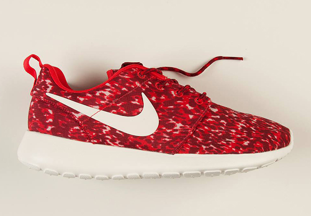Nike Women's Roshe Run Print - Red 