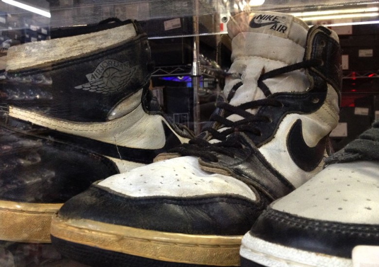 A Look at an Original Pair of the Air Jordan 1 High “Black/White”