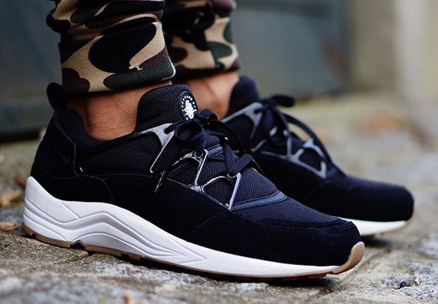 nike huarache black on feet