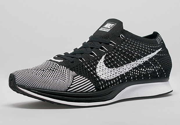 nike black and white flyknit