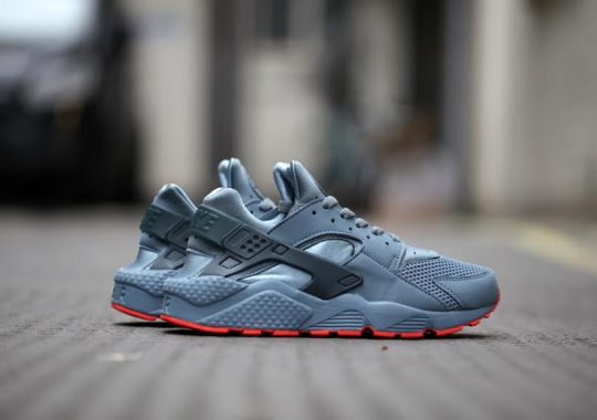 nike air huarache fb graphite classic charcoal bright crimson 01