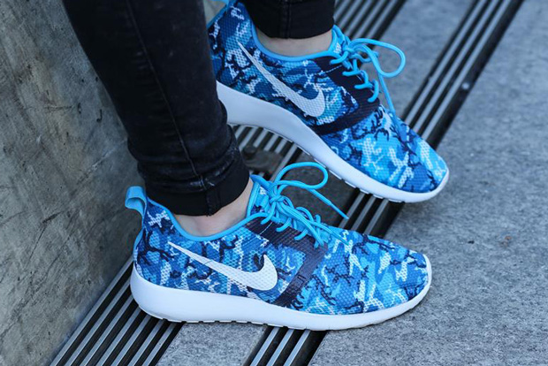 Nike roshe navy hot sale blue and white