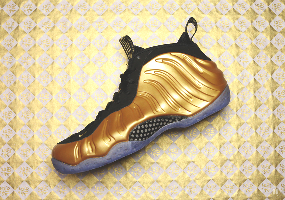 Detailed Look Nike Foamposite One Gold 02