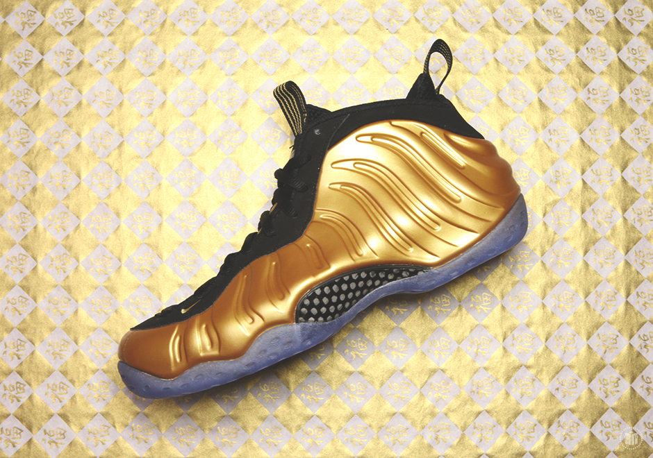 detailed-look-nike-foamposite-one-gold-02