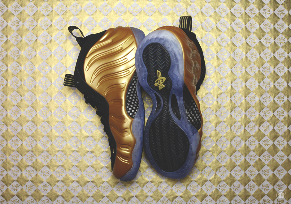 Detailed Look Nike Foamposite One Gold 04