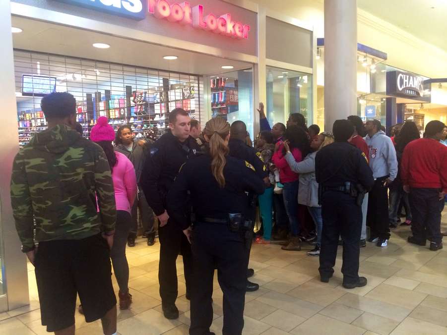 Foamposite Kids Lineup At Mobile Mall 02