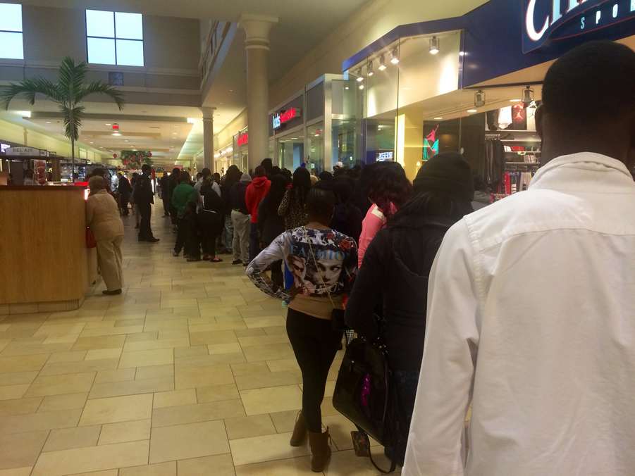 Foamposite Kids Lineup At Mobile Mall 03