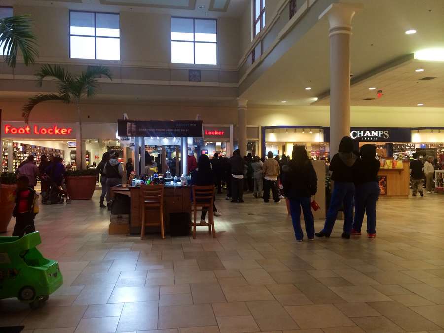 Foamposite Kids Lineup At Mobile Mall 04