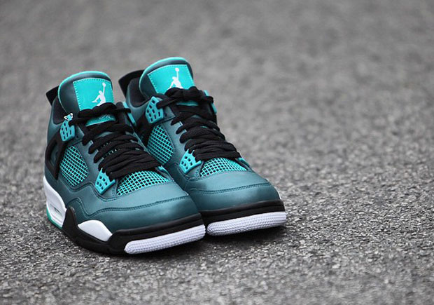 A Detailed Look at the Air 4 Retro -