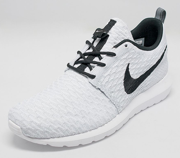 nike roshe run black and white