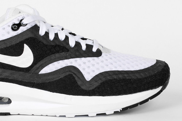 new nike air max black and white
