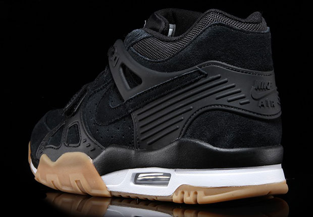 nike black trainers with brown sole