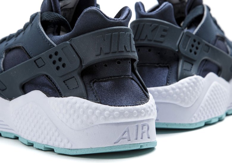 A Detailed Look at the Nike Air Huarache “Armory Navy”