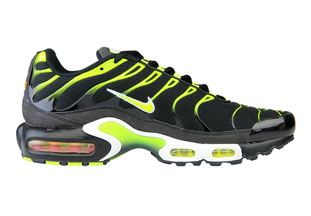 Black and Volt Hits On The Nike Air Max Plus - SneakerNews.com