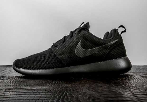 Triple-Black Nike Roshes - SneakerNews.com
