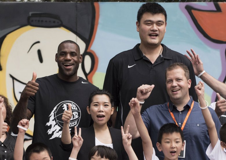 pasar por alto arrendamiento Delicioso LeBron James And Surprise Guest Yao Ming Close Out Nike RISE 2.0 Tour -  SneakerNews.com
