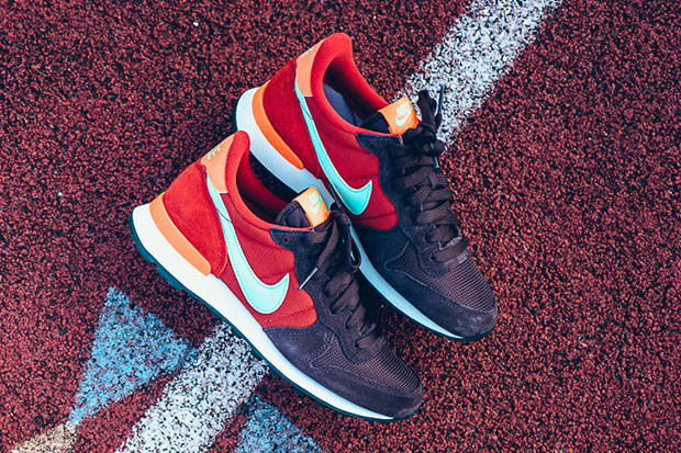 Nike Wmns Internationalist Mahogany Green Glow Orange 02