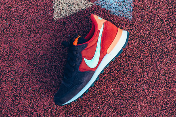 Nike Wmns Internationalist Mahogany Green Glow Orange 03