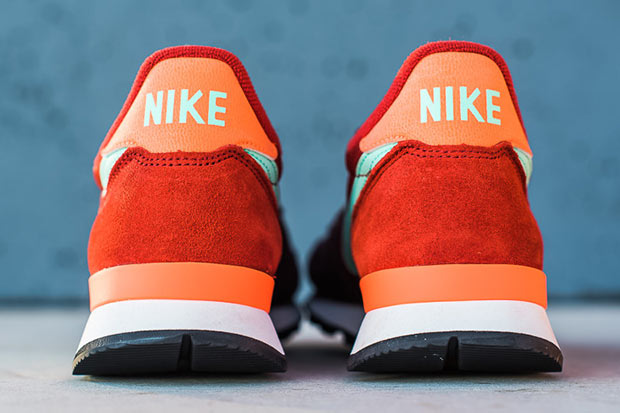 Nike Wmns Internationalist Mahogany Green Glow Orange 05