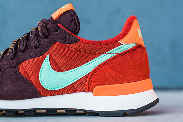Nike Wmns Internationalist Mahogany Green Glow Orange 06