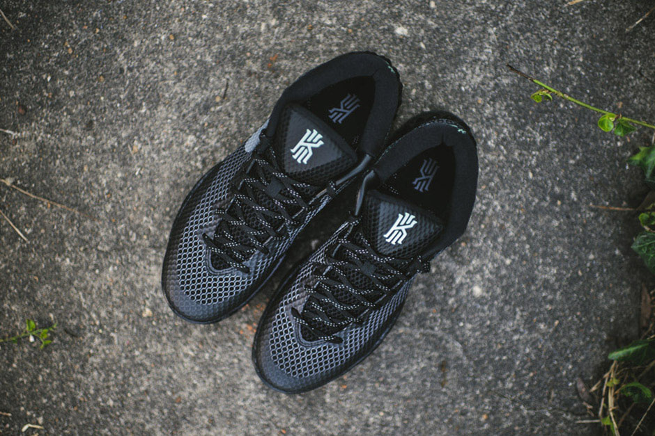 kyrie 1 triple black