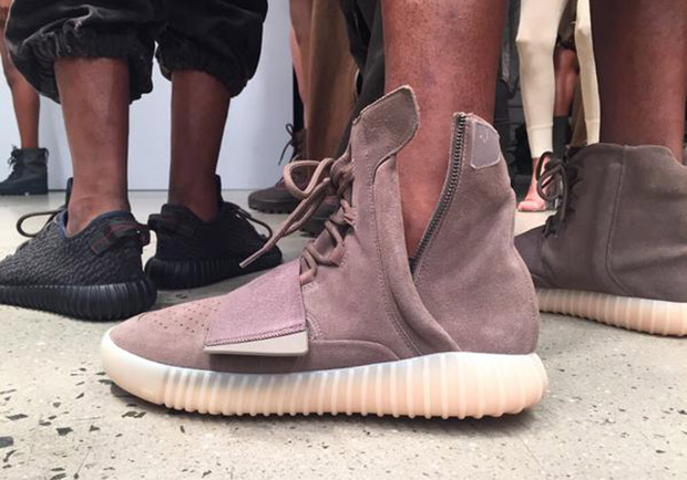 escucho música caja tempo Here's What Went Down At Kanye West's YEEZY SEASON 2 Show - SneakerNews.com