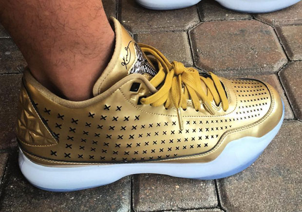 The Nike Kobe 10 EXT Mid Goes For Gold