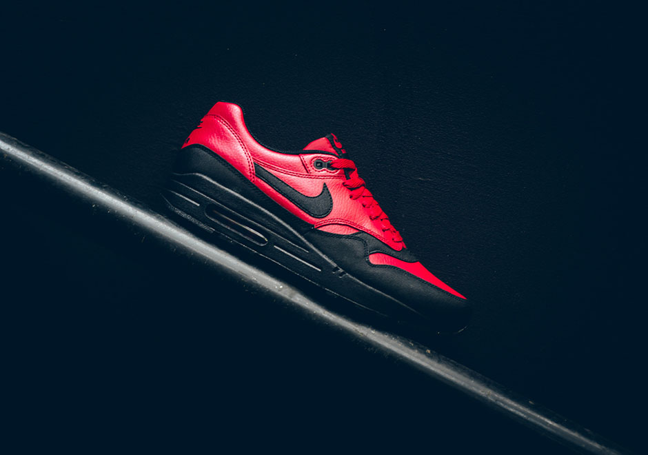 blood red nike air max