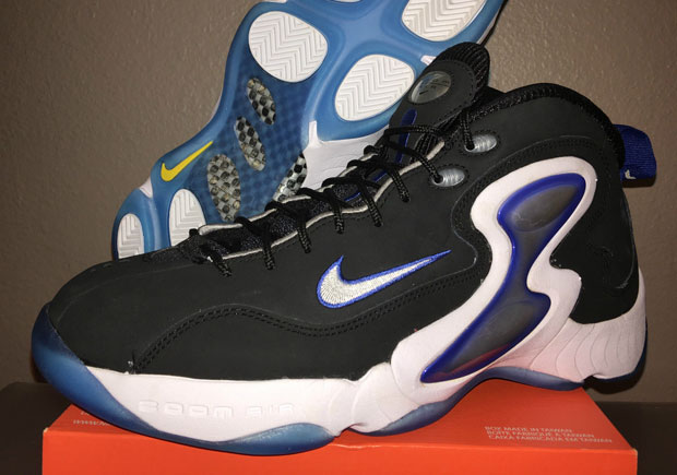 A Detailed Look At The Nike Zoom Hawk Flight In The OG Colorway