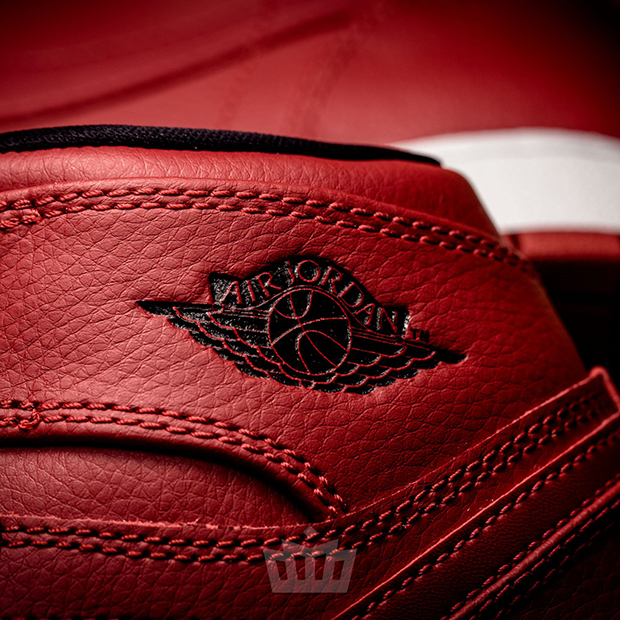 air-jordan-1-black-red-wmns-exclusive-02