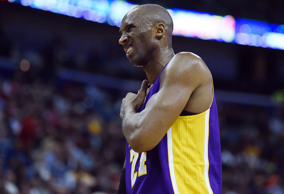 8-kobe-shoulder-injury-2015