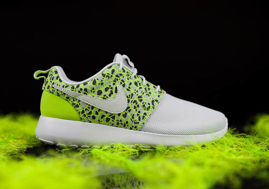 Nike Roshe Run White Ghost Green Graphic 01