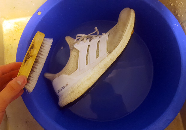 Ortodoxo diagonal heredar How To Clean adidas Ultra Boost Triple White | SneakerNews.com