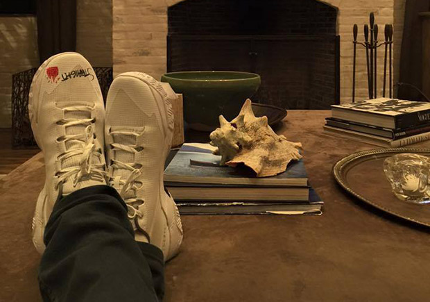 Tom Brady Dips His Nike Sneakers in Coffee in Viral Video - Sports