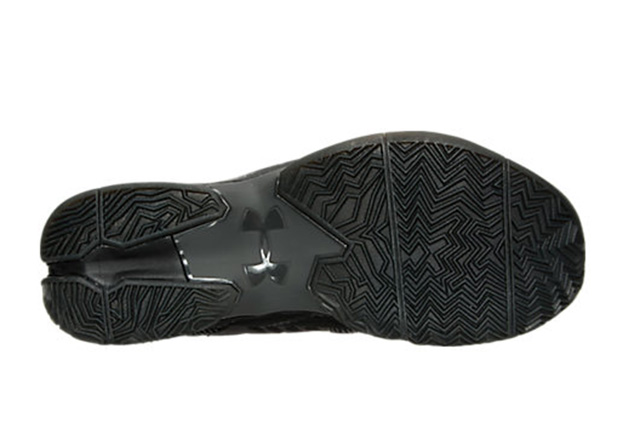 All black under armour on sale shoes