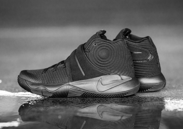 kyrie 2 triple black